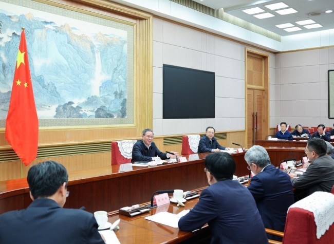 Chinese Premier Chairs Meeting to Solicit Opinions on Economic Work