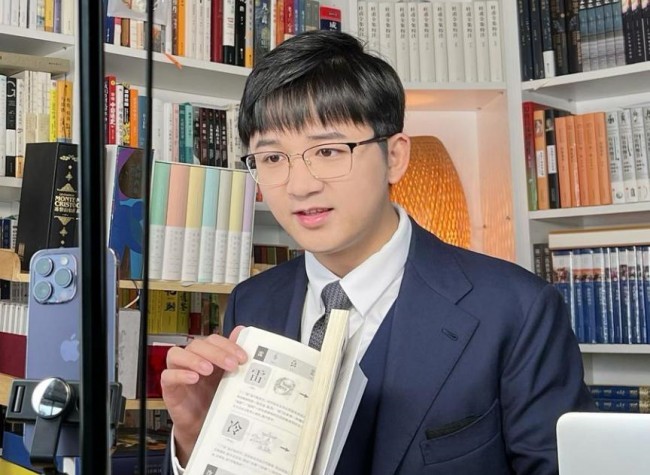 To Read or to Listen? More Chinese Embracing Audiobooks in Age of AI
