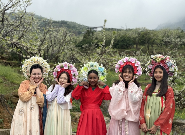 Int'l Students Participate in the Wushan Plum Blossom Festival in Chongqing