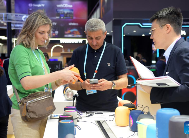 Foreign Businessmen Seek New Opportunities at Canton Fair