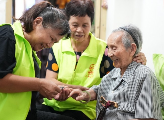 China Unveils Guidelines on Improving Voluntary Service System