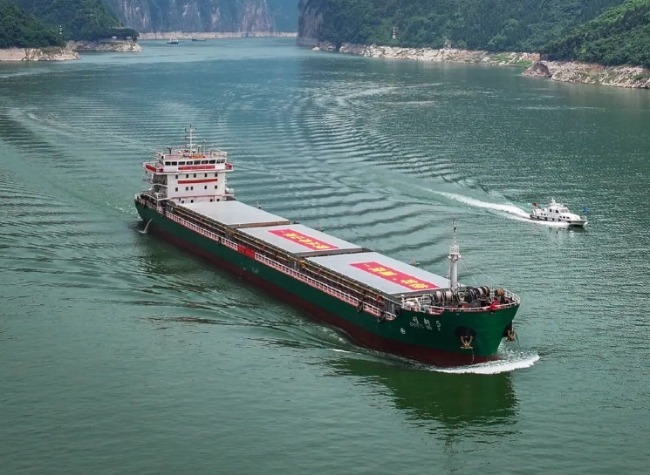 10,000-Tonne Vessel Reaches Chongqing, First to Navigate Upper Yangtze River