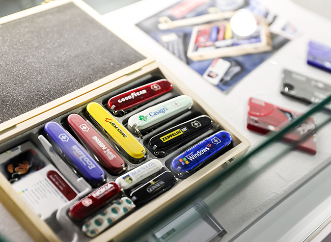 Swiss Army Knives Collector Bridges China-Switzerland Cultural Exchange