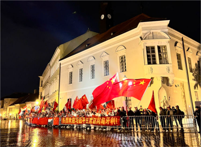 Xi Arrives in Budapest for State Visit to Hungary