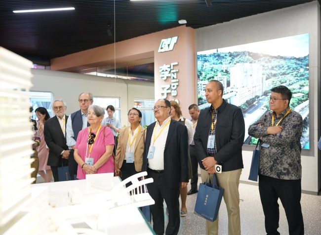 Diplomatic Envoys Explore Chongqing's Dynamic Blend of Culture, Innovation