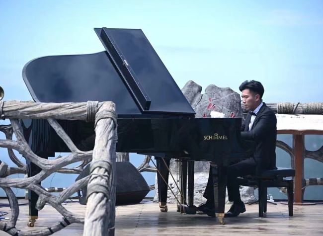 High-Altitude Concert Performed on the Top of the Three Gorges, Dagu Glacier