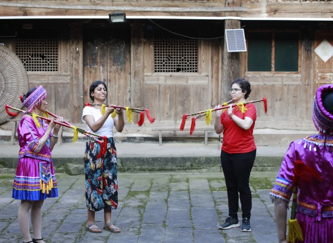 Int'l Friends Discover the Hidden Beauties of Chongqing
