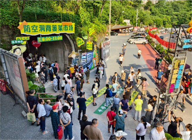 Innovative Air-Raid Shelter Market Opens for Chongqing's Metro-Riding Farmers