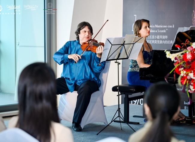 Italian Duo Serenades Chongqing with Romantic Melodies