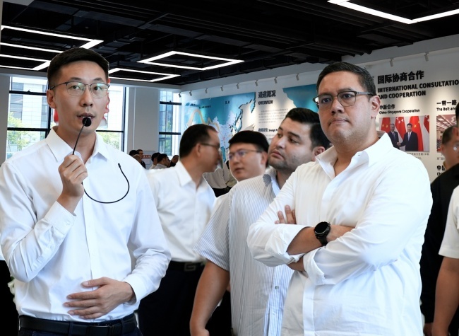 Dave Akbarshah Fikarno Leads Indonesian Delegation to Explore Cooperation in Chongqing