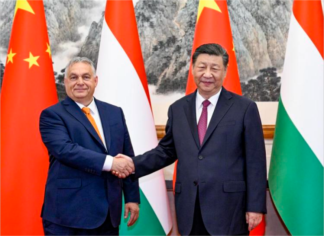 Xi Meets Hungarian Prime Minister, Exchanging Views on Ties, Ukraine Crisis