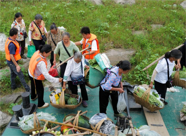'Pack Basket Line' on Water: Heartwarming Ferry for Elderly Vegetable Farmers in Chongqing