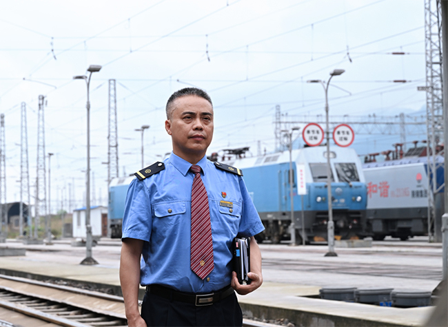 Two Generations of Train Drivers Witness Chongqing's Expanding Path of Openness