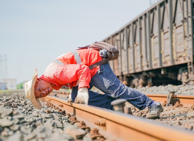 Rail Workers Endure Heat to Ensure Safe Operation of China-Europe Freight Train