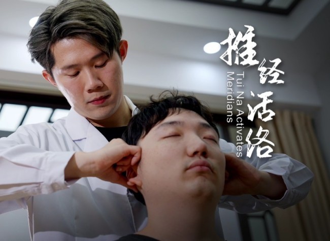 Thai Lad Relaxes Your Neck, Shoulders and Waist with Tui Na