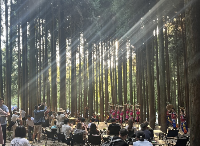 Consular Officials Explore Chongqing Huangshui National Tourism Resort