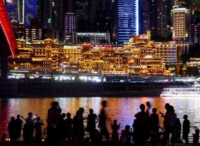Chongqing Lures Summer Travelers Despite High Temperatures