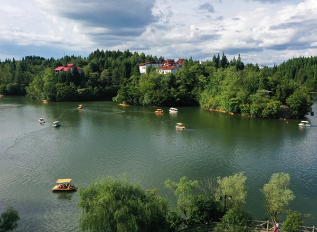 Cool Oasis in Chongqing's Shizhu Thrives Amidst Heat Waves