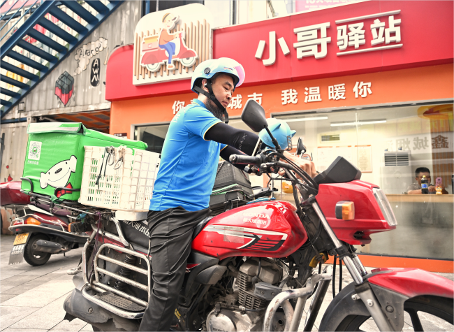 Heatwave Champions: Chongqing's Delivery Riders Spread Acts of Kindness