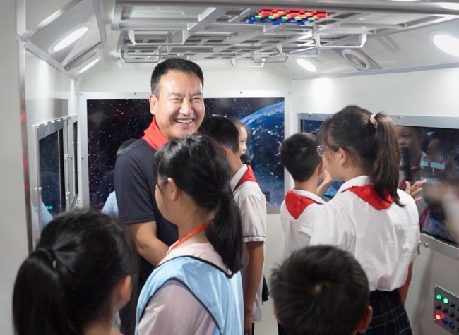 China's Space Hero Visits Chongqing, Inspiring Teens' Interest in Aerospace Exploration