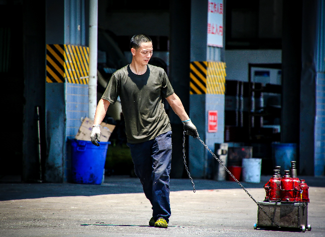 Chongqing's 'Auto Doctor': Battling the Scorching Heat to Keep Vehicles Running丨Pic Story