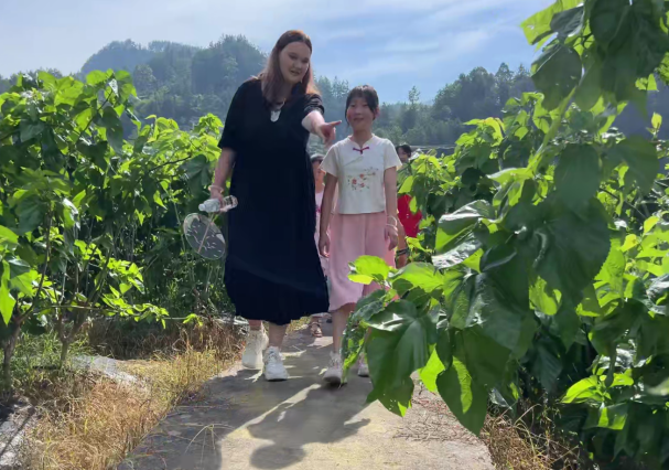 Int'l Volunteers Enrich Rural Youth Camps in Chongqing