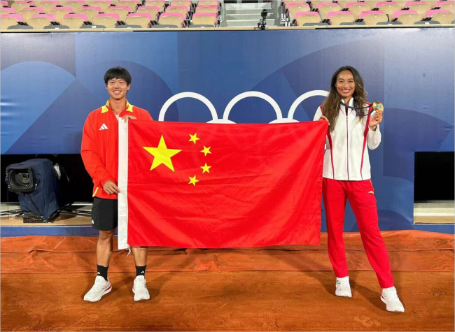 Zheng Qinwen Wins Gold with Support from Chongqing Student