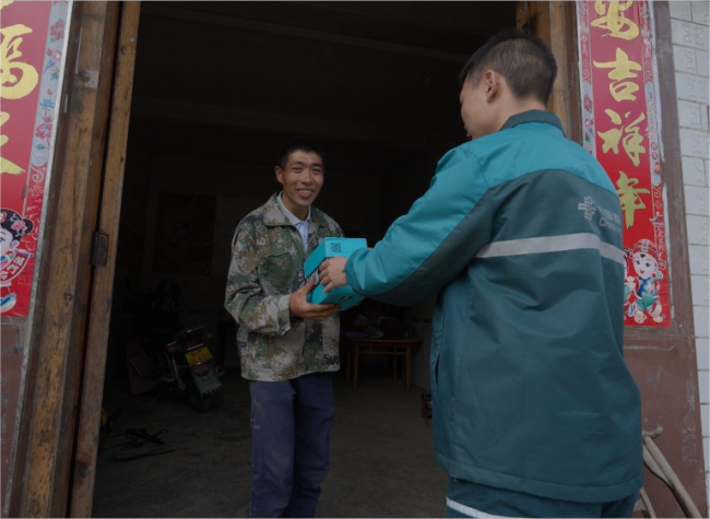Courier Brings E-Commerce to Remote Mountain Villages in Chongqing