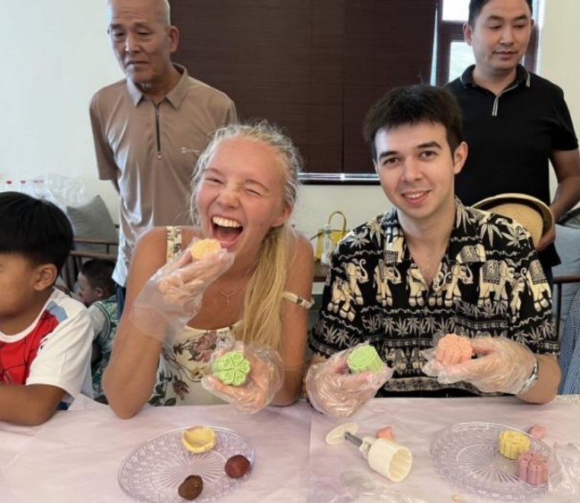 Int'l Students Experience Chinese Traditions During Mid-Autumn Festival in Chongqing