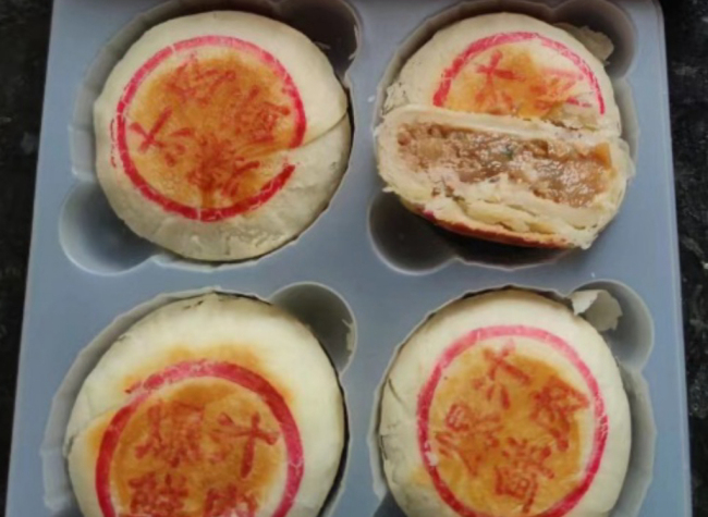 China's Mooncake Market Thrives with Innovative Flavors and Designs