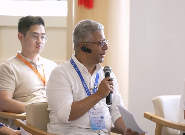 Int'l Journalists Engage in Dialogue with District Leaders