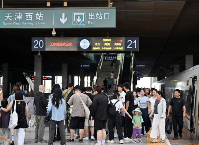 China's Summer Rush Ends with Record High Railway Passenger Trips