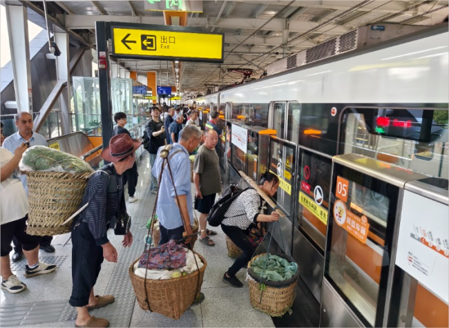 Chongqing's 'Pack Basket Line': Bridging City and Countryside with Warmth and Opportunity