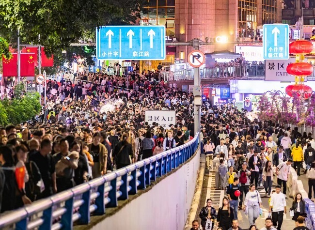 Chongqing's National Day Holiday Spending Rises 7.3% YoY, Boosting Consumer Confidence in Future Economy | Insights