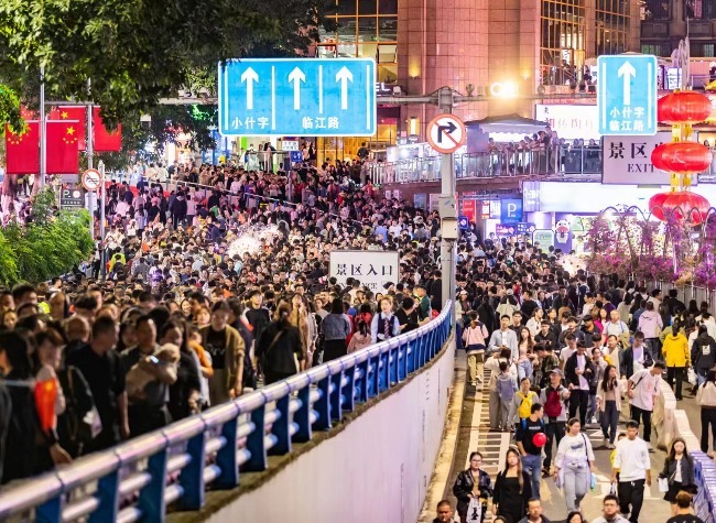 Chongqing's National Day Holiday Spending Rises 7.3% YoY, Boosting Consumer Confidence in Future Economy | Insights