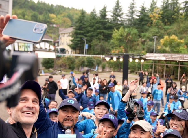 Ed Stafford Leads International Adventure Camp in Chongqing's Jindao Canyon During National Day Festivities