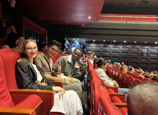 Int'l Students Experience Chongqing's Cultural Arts