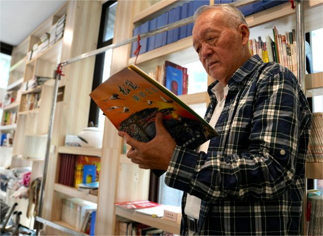 78-Year-Old Stamp Collector Shares Chongqing's Beauty Through Stamps