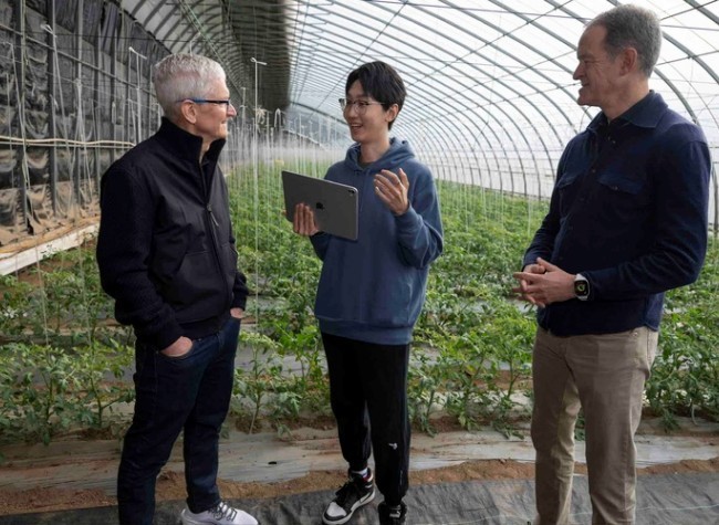 Apple CEO Tim Cook Pledges to Increase Investment in China