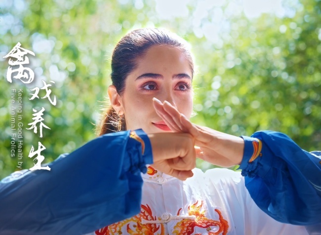 Iranian Lady Practices Five Animal Frolics to Tackle 'Sub-Health' Issues