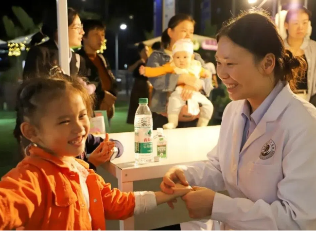 Younger Chinese Turn to TCM as Trendy Health Solution