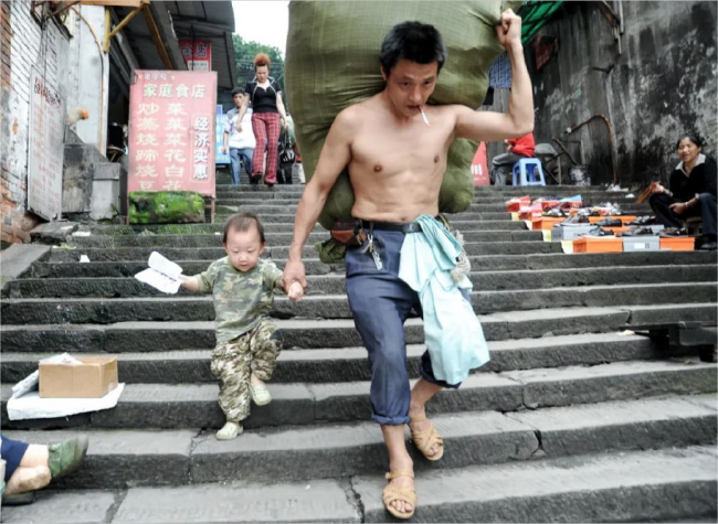 14 Years Later: Revisiting Chongqing's 'Bangbang' Family in an Iconic Photo