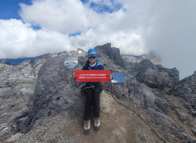 55-Year-Old Chongqing Woman Conquers the Highest Peaks of All Seven Continents | Story