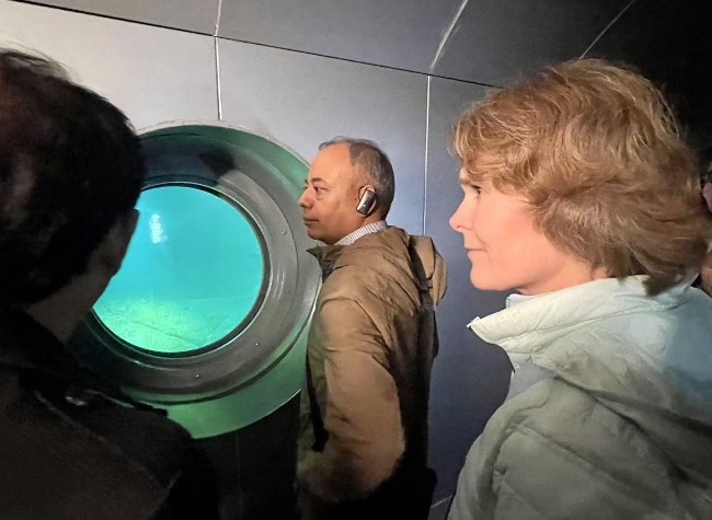 Global Media Representatives Explore Baiheliang Artistic Treasure on Yangtze River