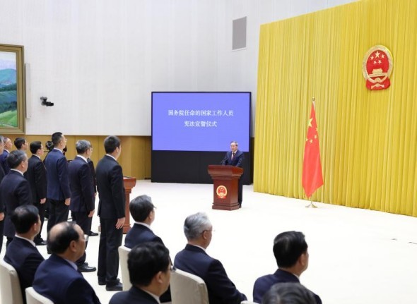 Senior Chinese Officials Pledge Allegiance to Constitution