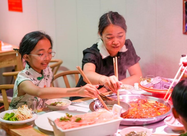 19 Foreigners Among China's First Officially Certified Hotpot Chefs 