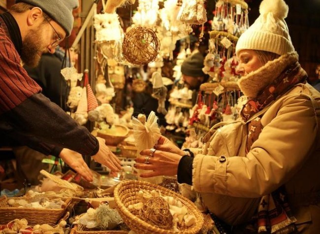 European Consumers Show Restraint as Christmas Shopping Season Kicks Off