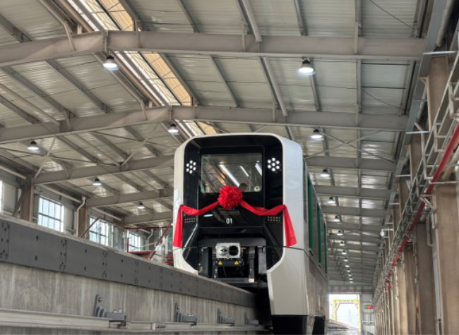 World First Autonomous Cross-Seat Monorail Vehicles Debuts at Chongqing Airport