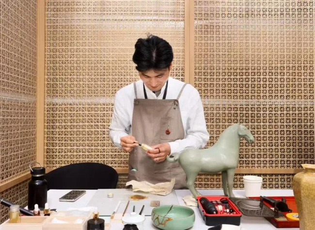 Chongqing Craftsman Integrates 8,000-Year-Old Lacquer into Modern Daily Life