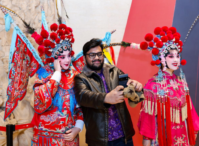 Int'l Students Experience Sichuan Opera Art in Chongqing